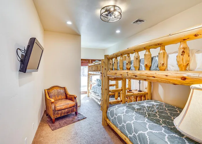 Holiday home Game + Dock: Riverfront Escape In Parker! *